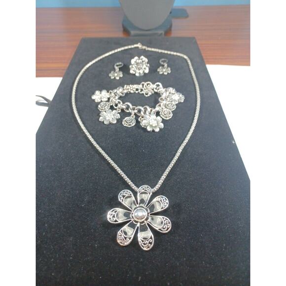 Flower Rhinestone Necklace Bracelet Earrings Ring Pendant Silvertone & Black Set - Picture 7 of 7